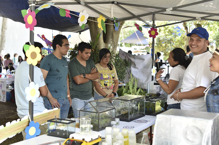 Alumnos en talleres del Tianguis de la Ciencia.