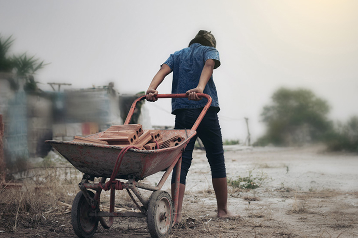 Menores de edad realizando actividades de venta ambulante, trabajo pesado o limpieza de parabrisas en cruceros de Morelia.