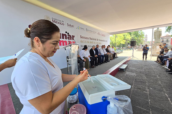 Personal de salud aplicando vacunas.