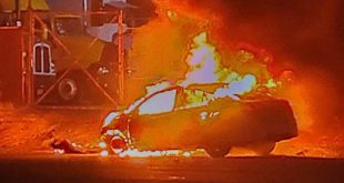 Bomberos de Tarímbaro sofocaron incendio de vehículo en la carretera Morelia-Salamanca.