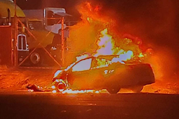 Bomberos de Tarímbaro sofocaron incendio de vehículo en la carretera Morelia-Salamanca.