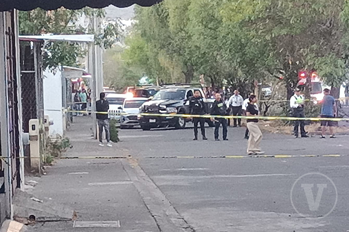 Patrulla de la policía municipal resguardando zona de crimen en Villas del Pedregal, Morelia.