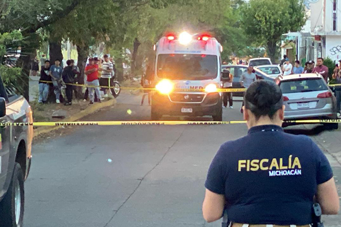 Cinta de seguridad amarilla de la Fiscalía General del Estado de Michoacán en una calle.