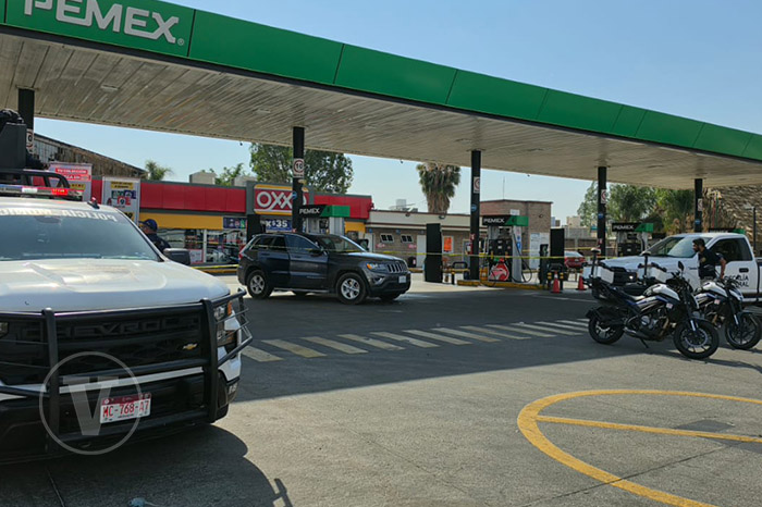 Elementos de la Guardia Nacional y Policía Municipal resguardando gasolinera en Zamora