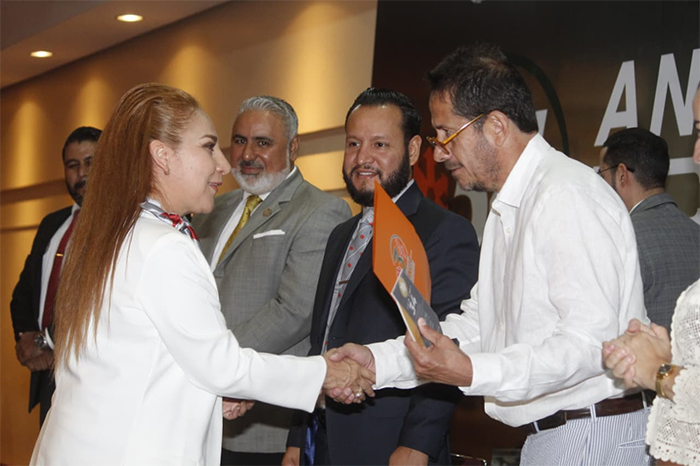 Autoridades estatales y personal del ICATMI durante la entrega de reconocimientos por el 34 aniversario de la institución.