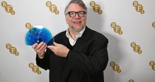 Guillermo del Toro recibiendo el galardón de Miembro de Honor del Instituto Británico de manos de Cate Blanchett.