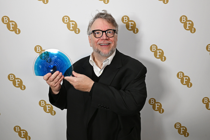 Guillermo del Toro recibiendo el galardón de Miembro de Honor del Instituto Británico de manos de Cate Blanchett.