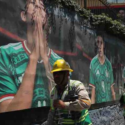 Trabajadores del sector servicios y comercio preparándose para la temporada de alta demanda por el torneo de fútbol.