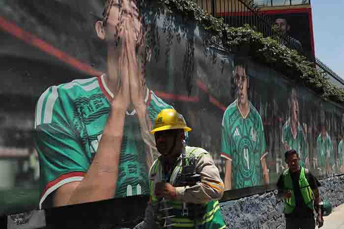Trabajadores del sector servicios y comercio preparándose para la temporada de alta demanda por el torneo de fútbol.