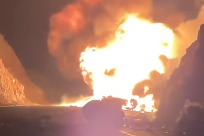 Incendio de una pipa y un tractocamión tras fuerte choque en el kilómetro 252 de la autopista Siglo XXI.