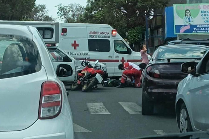 Ambulancia de los paramédicos Cruz Roja brindando auxilio en un incidente vial en vialidades de Morelia.