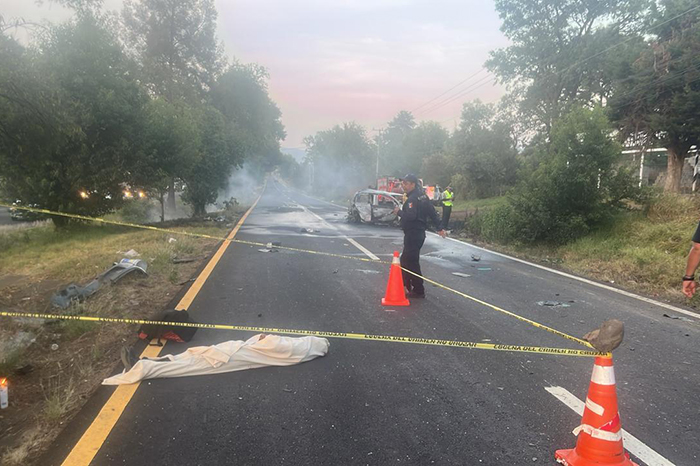 Elementos de Protección Civil Michoacán y bomberos sofocan el incendio de un vehículo tras un choque múltiple en Huiramba.