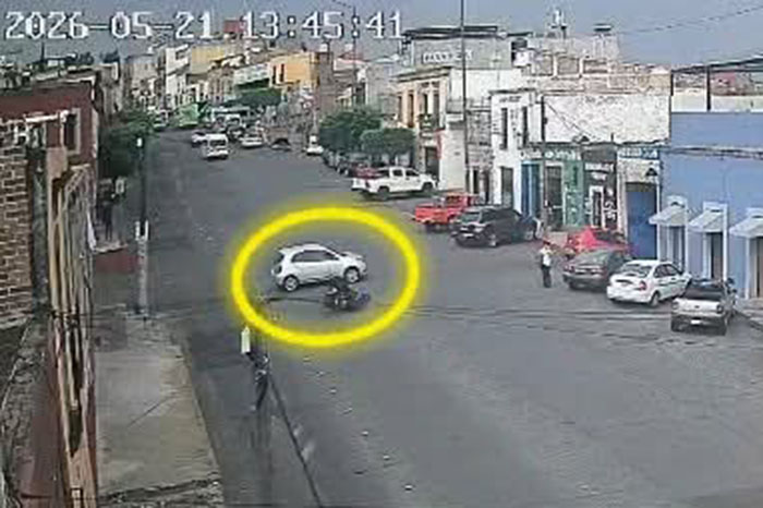 Captura de pantalla de cámaras de videovigilancia que muestra el momento de un percance vehicular en el Centro Histórico.