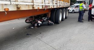 Paramédicos del DIF Municipal auxilian a una pareja tras un accidente de motocicleta en el Libramiento de Uruapan.