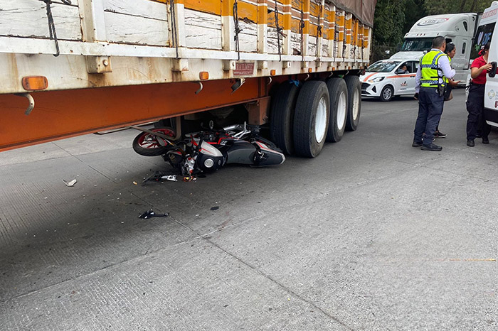 Paramédicos del DIF Municipal auxilian a una pareja tras un accidente de motocicleta en el Libramiento de Uruapan.