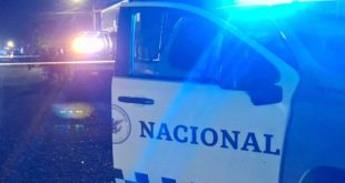 Elementos de Protección Civil Municipal y patrullas resguardando la carretera Uruapan-San Juan Nuevo tras un accidente nocturno.