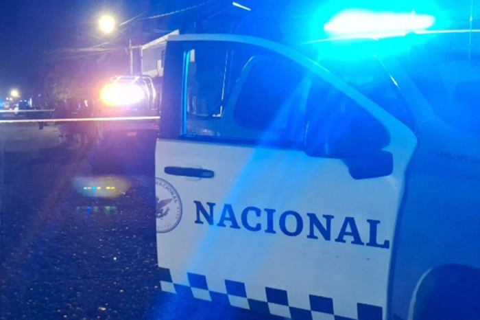 Elementos de Protección Civil Municipal y patrullas resguardando la carretera Uruapan-San Juan Nuevo tras un accidente nocturno.