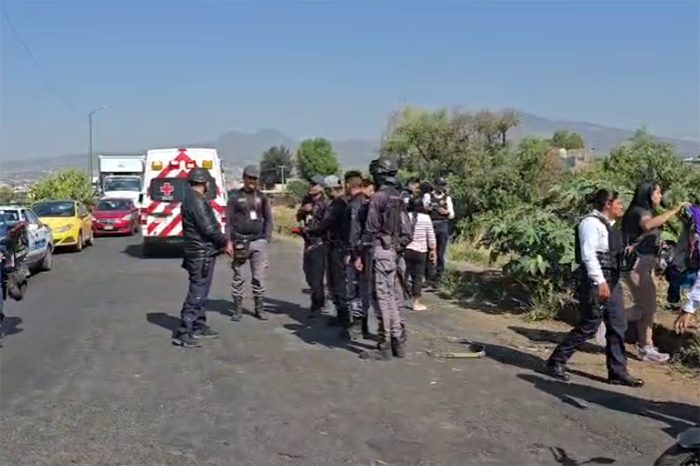 Bomberos y Policías de Morelia rescatando a un motociclista del cauce del Río Grande tras un choque.