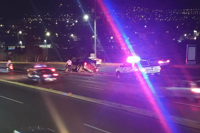 Camioneta trepada en el camellón divisorio del Libramiento Norte de Morelia tras accidente.