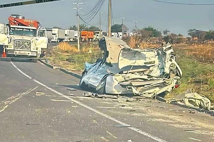 Personal de Protección Civil y oficiales de la Guardia Nacional atendieron la colisión ocurrida en el tramo La Piedad – Yurécuaro.