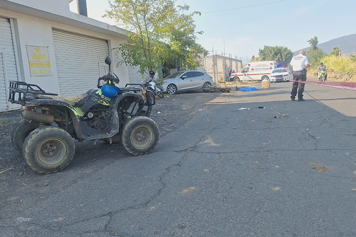 Personal de la Fiscalía realiza el peritaje en la carretera Los Reyes-Plan de Ayala tras el choque de dos motocicletas.