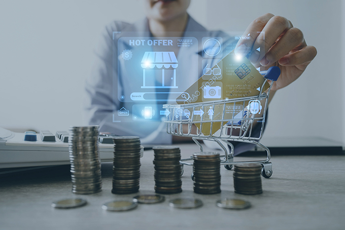Persona consultando una aplicación de finanzas con inteligencia artificial en su teléfono móvil.