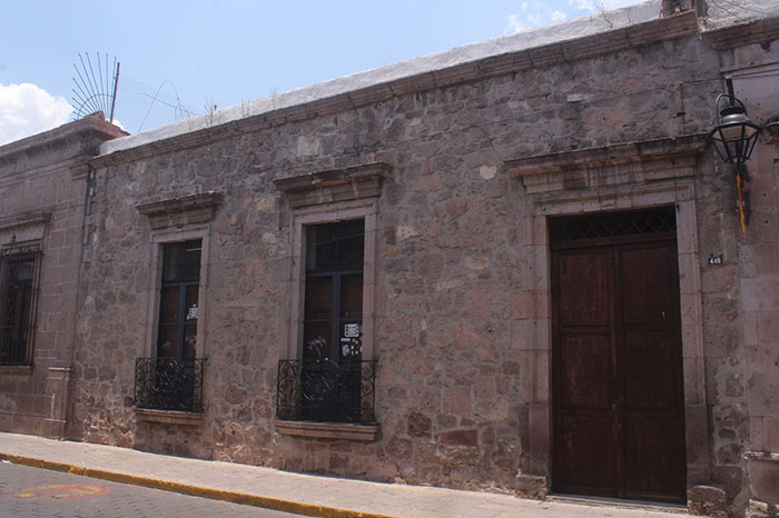 Fachada de la casona colonial Allende 440 en el Centro Histórico de Morelia, conocida por sus leyendas.