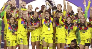 Jugadoras del Club América Femenil festejando con el trofeo de la Concacaf W en el podio del Estadio Hidalgo.