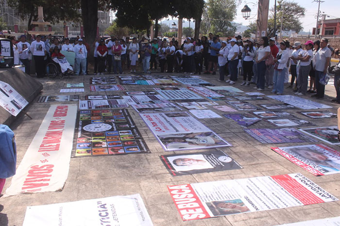 Representantes de Amnistía Internacional y colectivos de búsqueda exigiendo justicia por las personas desaparecidas en México.