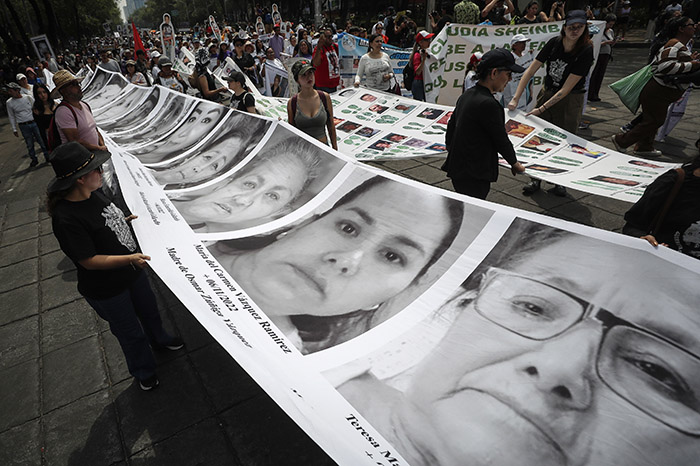 Colectivos de madres buscadoras durante la XIV Marcha por la Dignidad en la Ciudad de México el 10 de mayo.