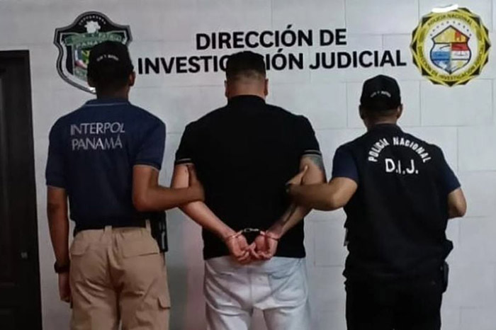 Agentes de la Policía Nacional y Migración de Panamá tras el arresto de un ciudadano mexicano en el Aeropuerto de Tocumen.