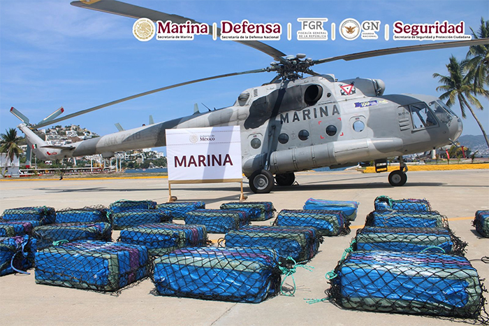 Embarcación menor asegurada por elementos de la Secretaría de Marina con bultos de presunta cocaína en Guerrero.
