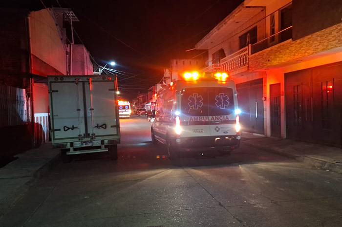 Elementos policiales resguardando el perímetro delimitado con cinta oficial tras un ataque armado en Uruapan.