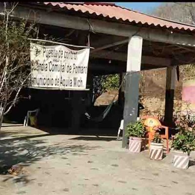 Personal de la Fiscalía General del Estado acudió a la carretera Colola-Maruata para iniciar las investigaciones del atentado.