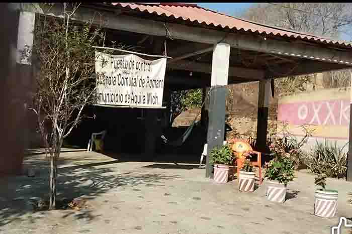 Personal de la Fiscalía General del Estado acudió a la carretera Colola-Maruata para iniciar las investigaciones del atentado.