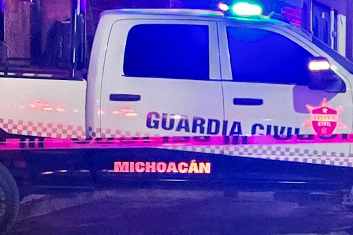 Elementos de la policía municipal y servicios de emergencia resguardan la zona del ataque en el centro de Cuitzeo.