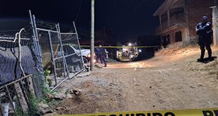 Elementos de la Guardia Nacional y policía resguardan zona de ataque armado en Uruapan.