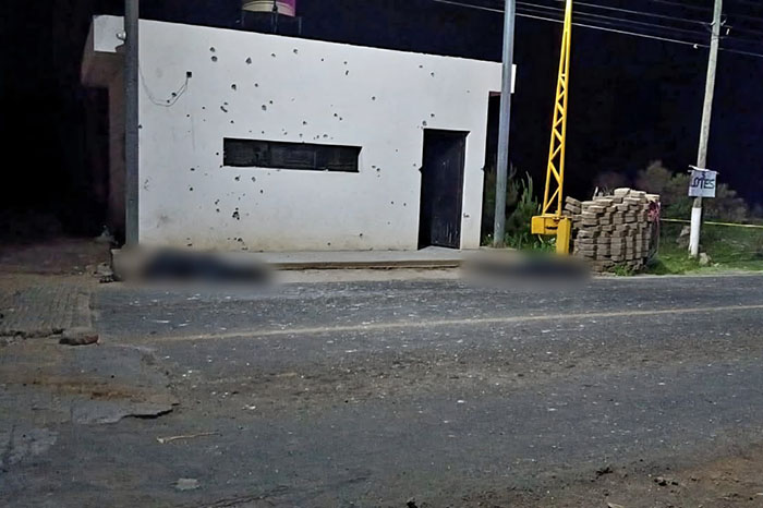 Despliegue de patrullas de la Guardia Civil y corporaciones de seguridad en un puesto de control en Michoacán.
