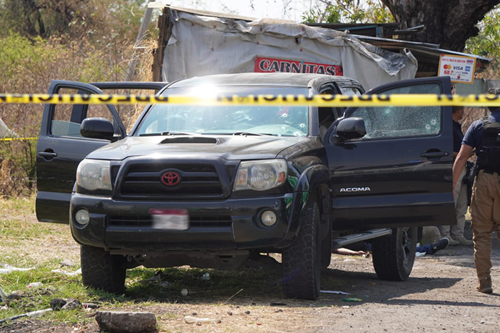 Peritos de la USPEC realizan el levantamiento de cuerpos tras el ataque a una camioneta Tacoma negra en Zamora.