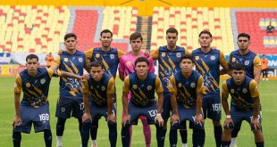 Jugadores del Atlético Morelia-UMSNH festejando la anotación del penal en la cancha del Estadio Morelos.