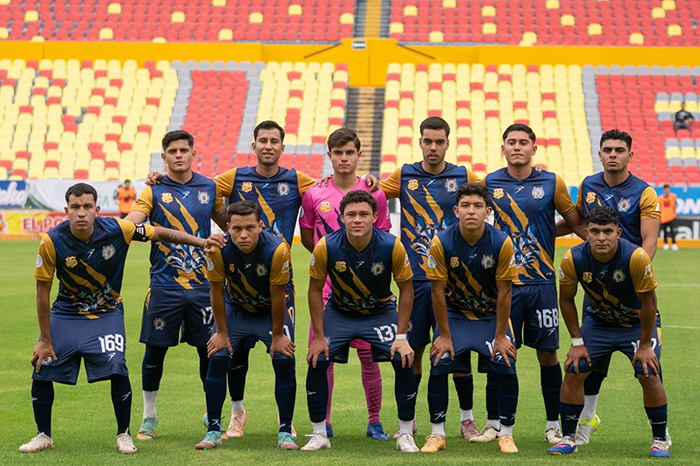 Jugadores del Atlético Morelia-UMSNH festejando la anotación del penal en la cancha del Estadio Morelos.