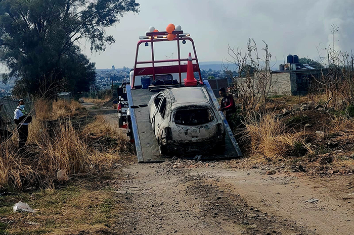 Automóvil Nissan March totalmente calcinado y abandonado en una brecha de terracería al norte de Morelia.