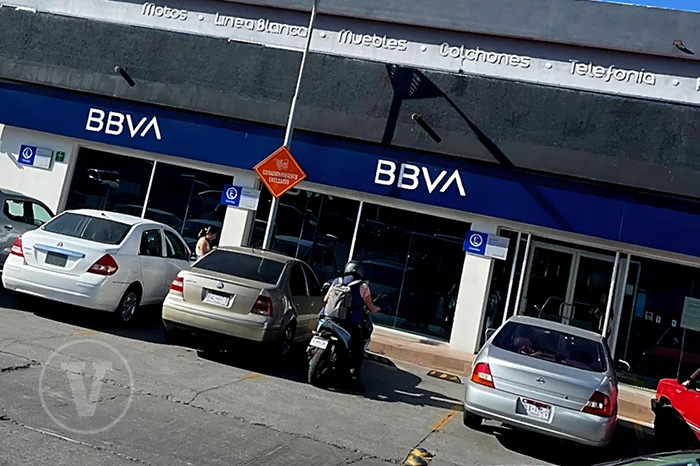 Elementos de la policía resguardan una sucursal bancaria tras un reporte de asalto a mano armada en Morelia.