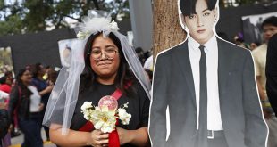 Integrantes del fandom ARMY afuera del Foro GNP intentando conseguir boletos para el concierto de BTS en Ciudad de México.