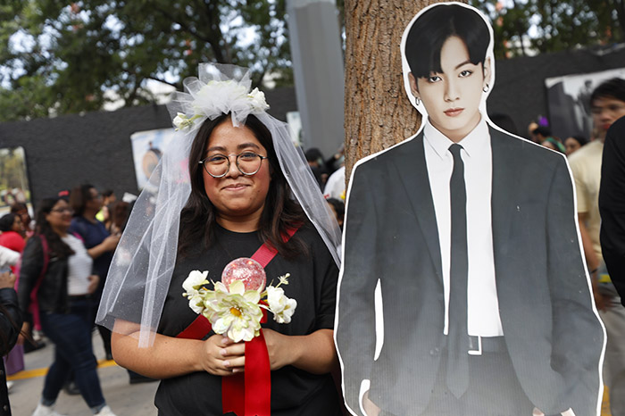 Integrantes del fandom ARMY afuera del Foro GNP intentando conseguir boletos para el concierto de BTS en Ciudad de México.