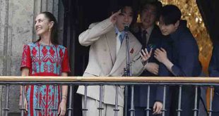 Los siete integrantes del grupo surcoreano BTS posando junto a la presidenta de México en las instalaciones de Palacio Nacional.