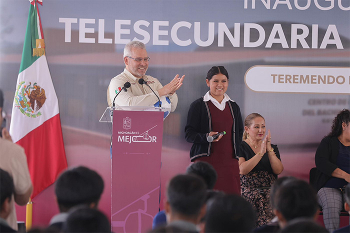 Inauguración de las nuevas instalaciones del bachillerato en la tenencia de Teremendo de los Reyes, Morelia.