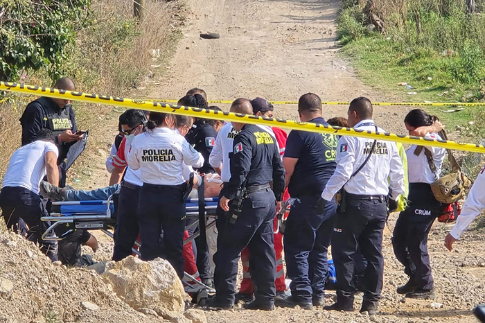 Elementos de la USPEC y la FGE resguardan un vehículo Nissan March tras la balacera en la colonia El Durazno.
