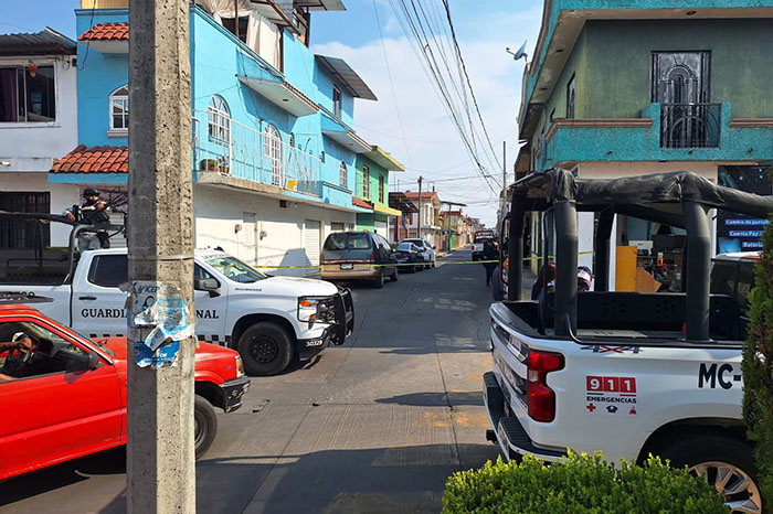 Elementos policiacos resguardando el perímetro tras un ataque armado en Uruapan hoy.