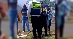 Paramédicos y patrulleros brindando atención médica a personas heridas en el oriente de la ciudad.